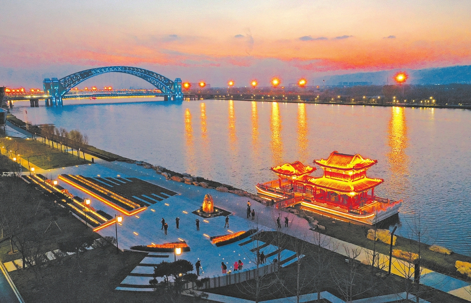 Environmental focus lifts public happiness