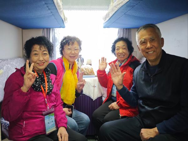 老年旅游.jpg