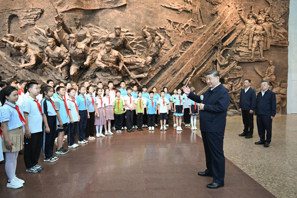 习近平视察百团大战纪念馆_副本.jpg